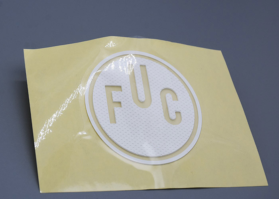 Etiquetas de encargo de la transferencia de calor del silicón de la ropa con el logotipo cortado blanco