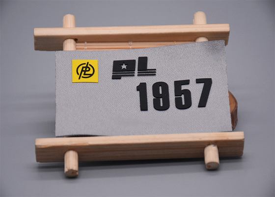 La etiqueta tejida renovable imprimió remiendos con el silicón aumentado Logo For Clothing