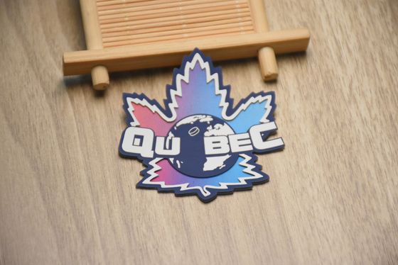 Etiquetas impresas de base de color ecológico de silicona personalizadas para prendas de vestir
