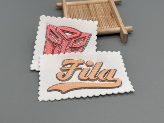 Parches de tela en relieve personalizados con diseño de forma personalizada uniforme