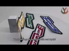 Descubre por qué elegir etiquetas de ropa con transferencia de calor TPU en relieve de dos colores con logotipo en relieve