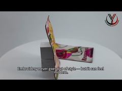 Una mirada más cercana: Parche de logotipo de bordado de fondo de fieltro personalizado para prendas de vestir