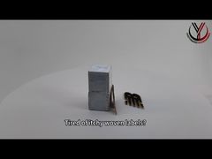 Una mirada más cercana: logotipo redondo de silicona CK 3D en la ropa, monocromático, brillante y elevado