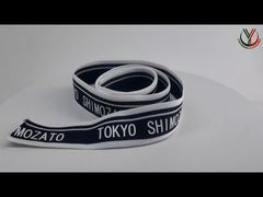 Una Mirada Más Cercana: Etiquetas Personalizadas de Ropa con Cinta de Poliéster Negra de 20mm con Logotipo Blanco Serigrafiado