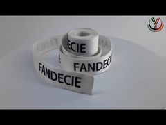 Presente la banda elástica personalizada de la prenda impresa con el logotipo negro mate para usted