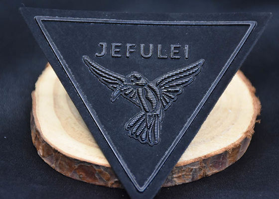 las etiquetas grabadas en relieve de encargo del logotipo de 3D TPU las insignias de la tela de la marca para la ropa