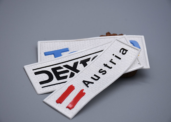 Tela tejida Matte Silicone Logo Patch White impreso para la ropa