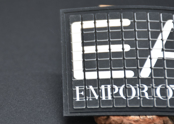 La tela cruzada imprimió el logotipo de encargo del silicón de las etiquetas lavables de la ropa de 1m m