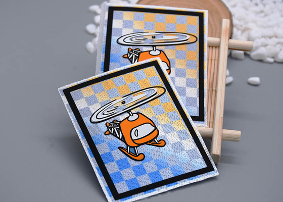 La pantalla horizontal de la tela tejida imprimió remiendos con el logotipo amistoso del silicón de Eco