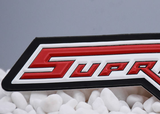 TPU grabó en relieve etiquetas bicolores de la ropa de la transferencia de calor con el logotipo aumentado