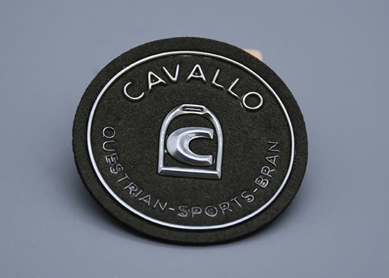 El material de la microfibra grabó en relieve remiendos con el logotipo de plata de encargo