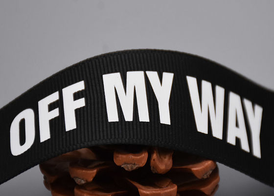 Correas negras Logo Screen Printed Labels blanco del poliéster de la aduana 20m m de la ropa