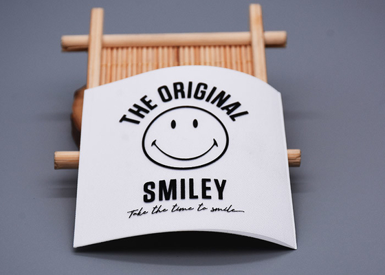 Silicón impreso etiqueta tejido de encargo Logo For Clothing de la tela cruzada blanca