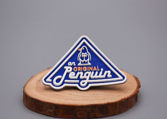 Las etiquetas impresas adhesivas de la ropa del silicón del derretimiento caliente modificaron la tela cruzada para requisitos particulares detrás